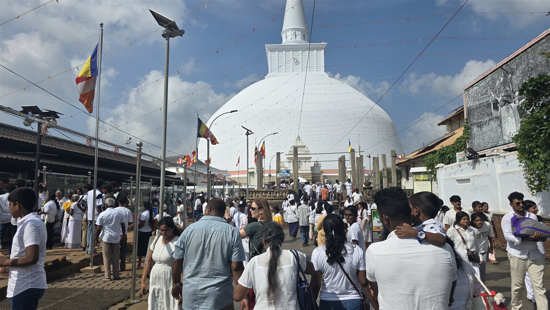 Ruwanwelisaya Stupa mit Pilgern, Anuradhapura