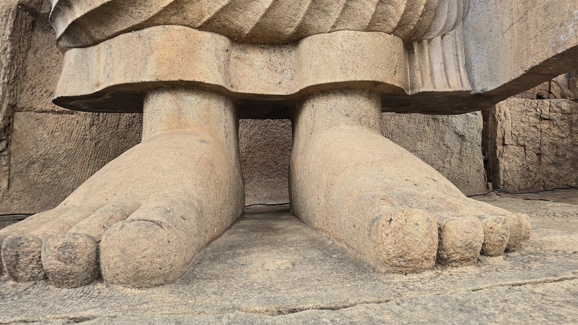 Steinerne Füße des Aukana Buddha, Sri Lanka