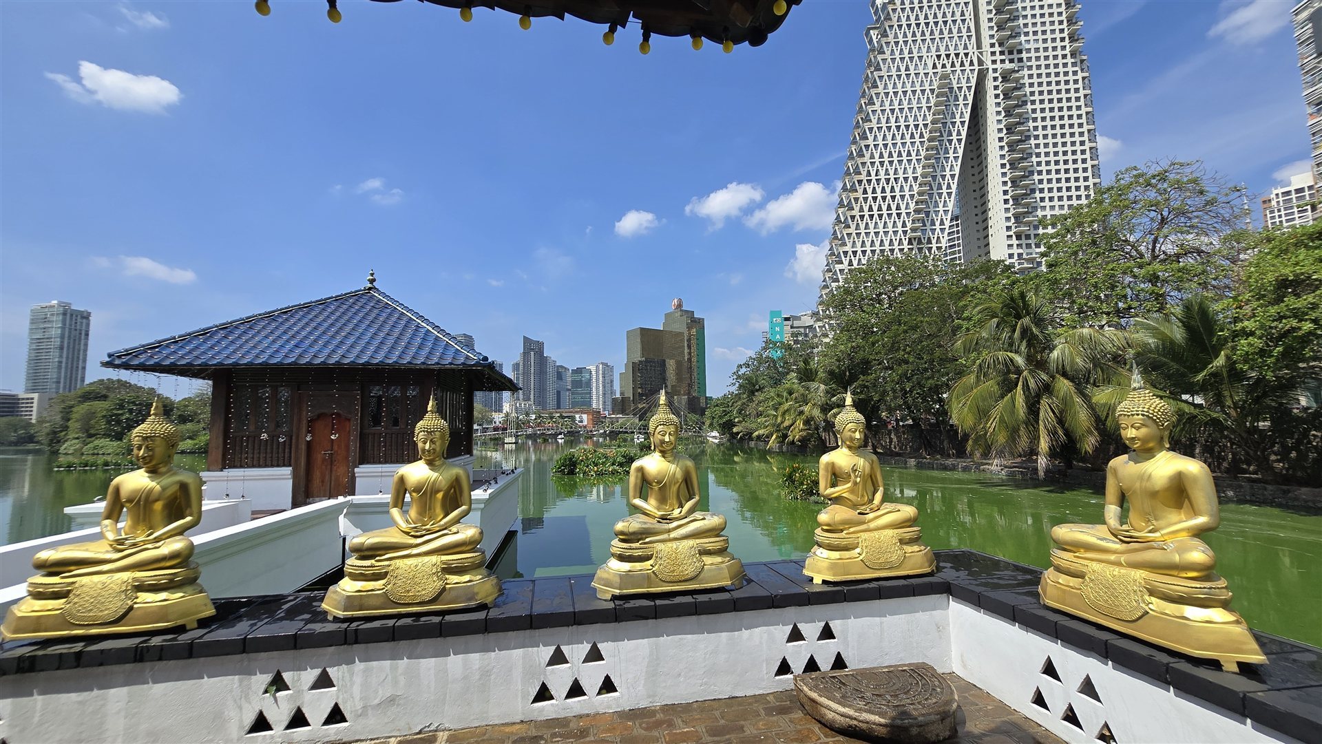 Seema Malaka Tempel auf dem See, Colombo Skyline
