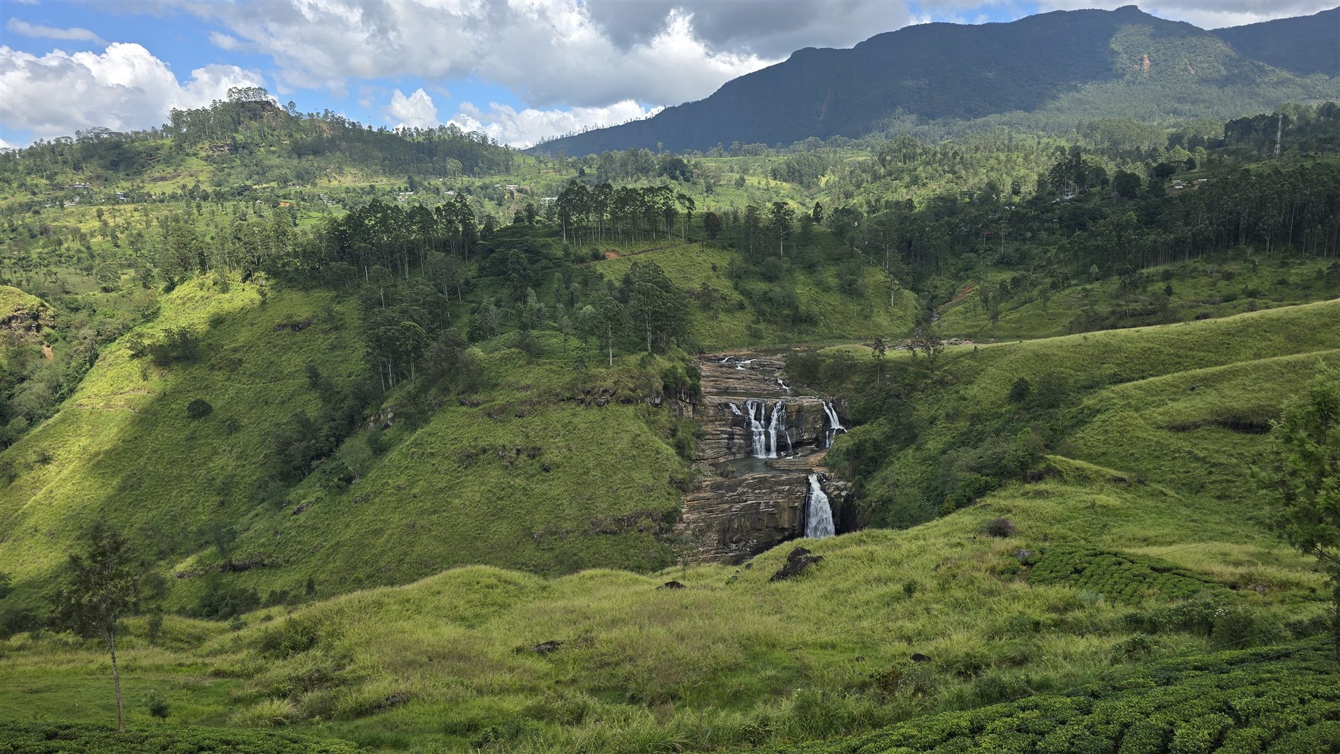 Wasserfall und grüne Hügel in Ella, Sri Lanka