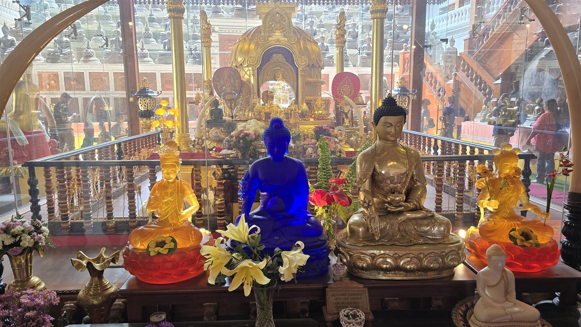 Farbenfrohe Buddha-Statuen im Gangaramaya Tempel, Colombo