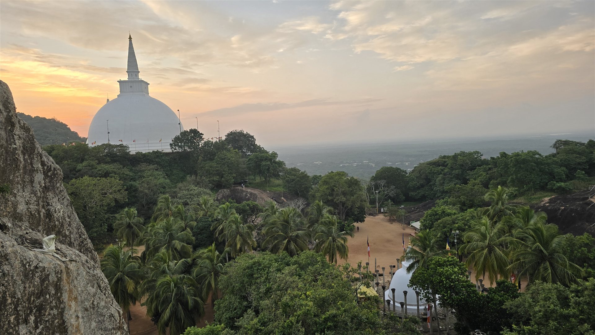 Mihintale Stupa Panorama mit Palmen, Sri Lanka