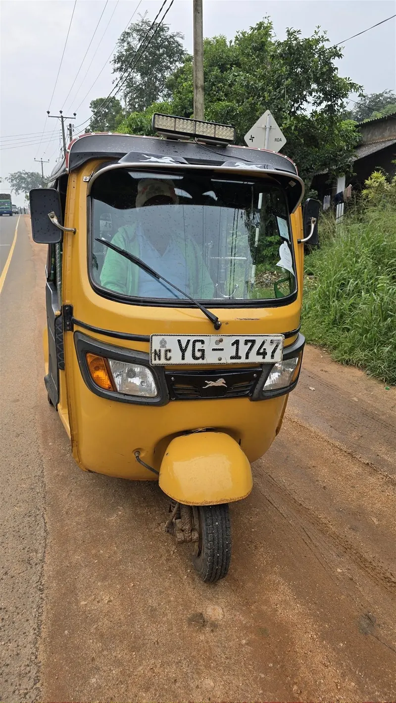Gelbes Tuk-Tuk, typisches Transportmittel in Sri Lanka