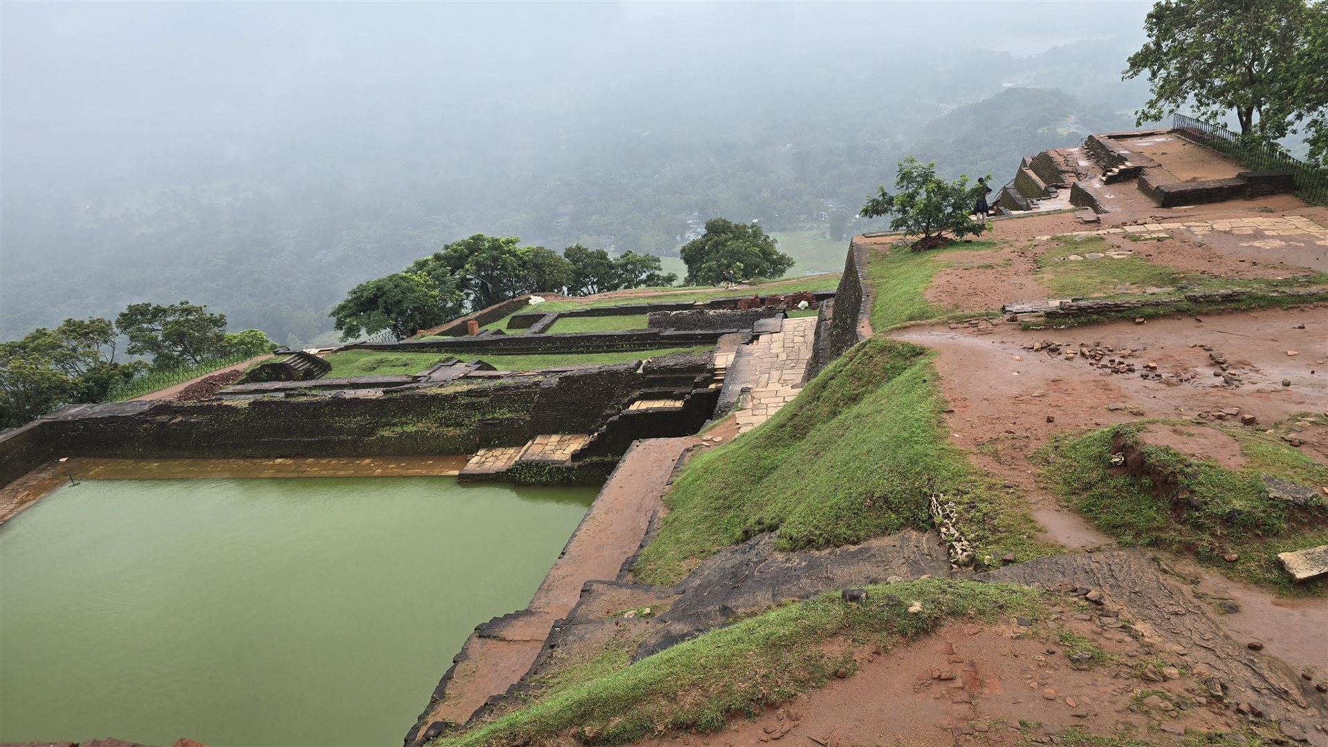 Schwimmbecken Ruinen auf dem Sigiriya Gipfel, Sri Lanka